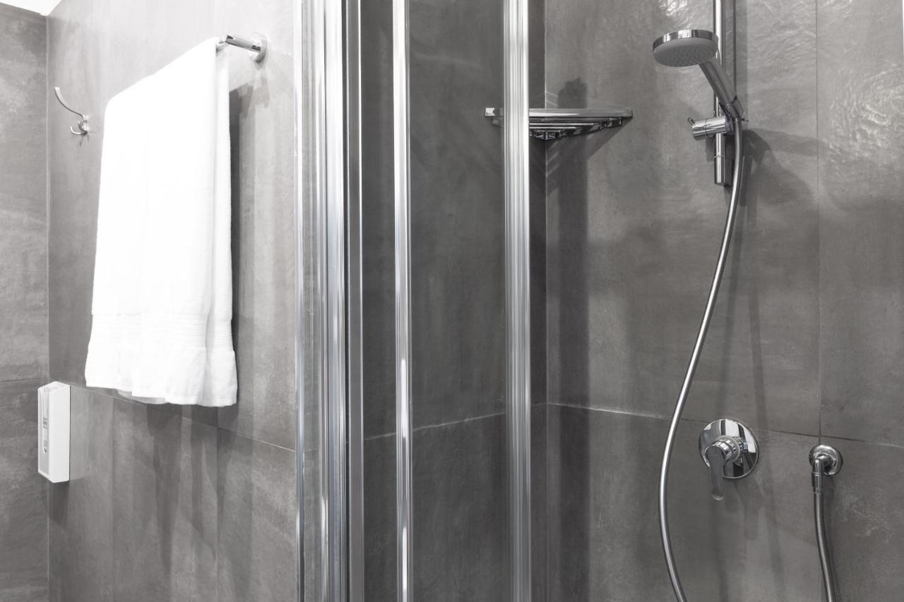 톨레도스탑 호텔 나폴리 외부 사진 A shower with a shower door