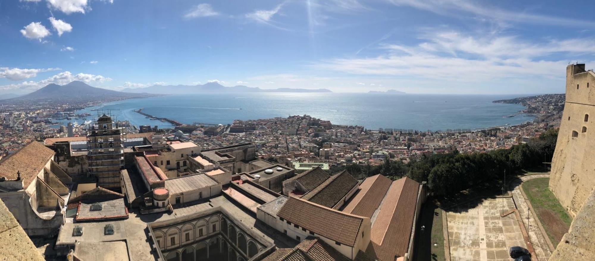 톨레도스탑 호텔 나폴리 외부 사진 View of the city of Taormina
