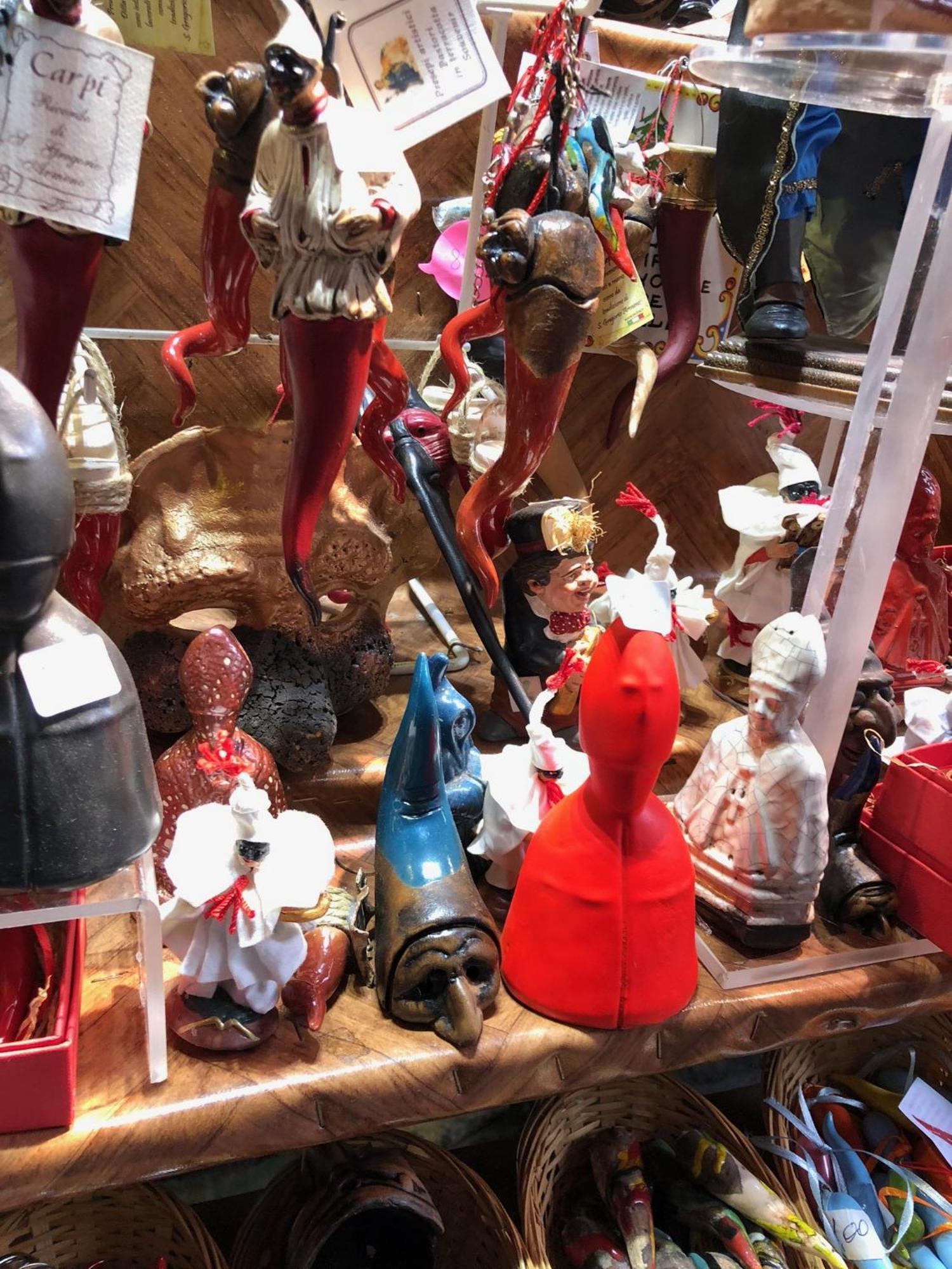 톨레도스탑 호텔 나폴리 외부 사진 A collection of various types of Christmas tree ornaments
