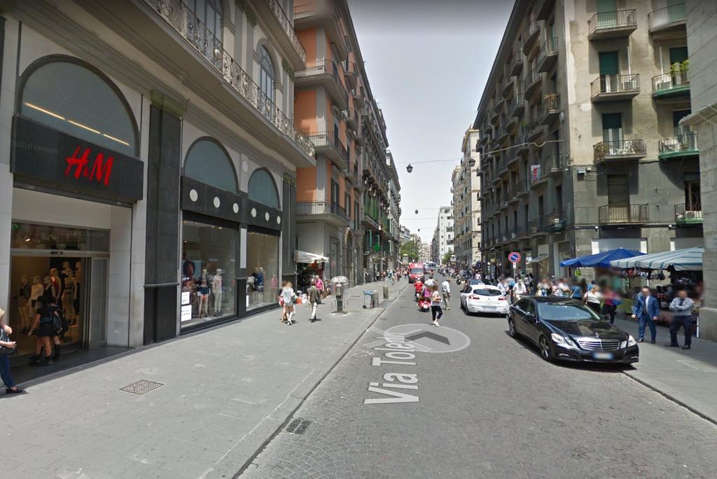 톨레도스탑 호텔 나폴리 외부 사진 The station is located on Via Torino, a shopping street.