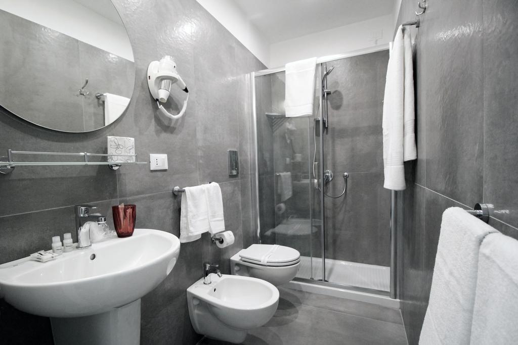 톨레도스탑 호텔 나폴리 외부 사진 A modern bathroom