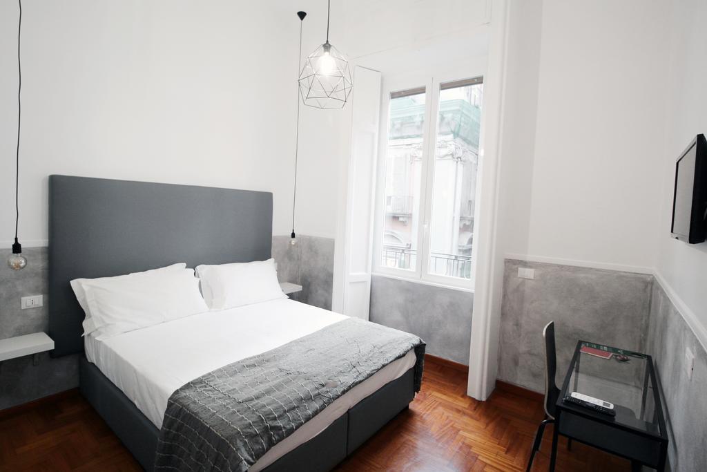 톨레도스탑 호텔 나폴리 외부 사진 A bedroom at the hotel