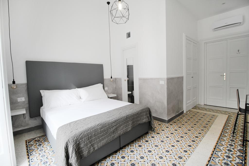 톨레도스탑 호텔 나폴리 외부 사진 A bedroom at the hotel