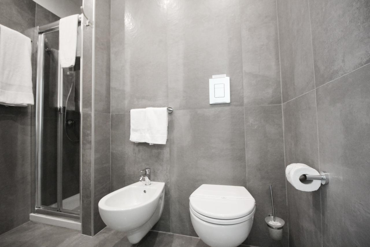 톨레도스탑 호텔 나폴리 외부 사진 A modern bathroom with a bidet and toilet