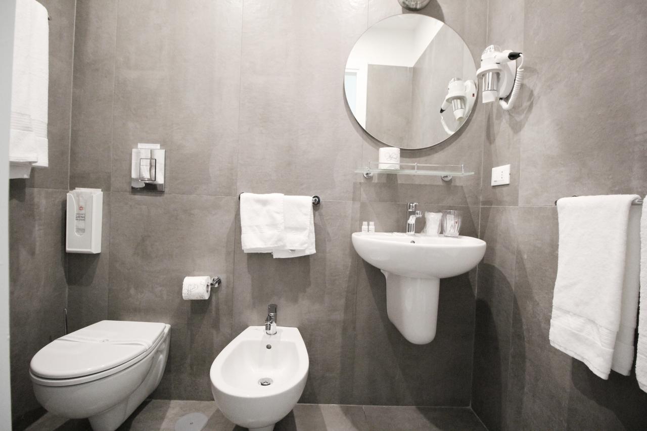 톨레도스탑 호텔 나폴리 외부 사진 A bidet in a hotel bathroom