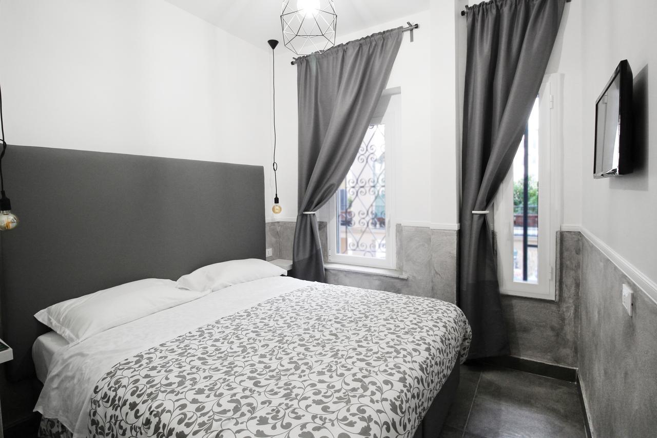 톨레도스탑 호텔 나폴리 외부 사진 A bedroom at the hotel