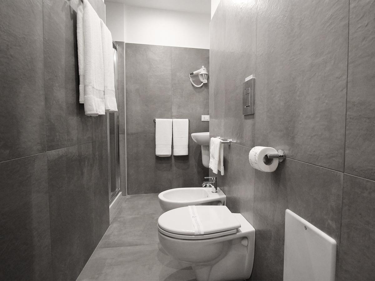 톨레도스탑 호텔 나폴리 외부 사진 Bathroom with bidet