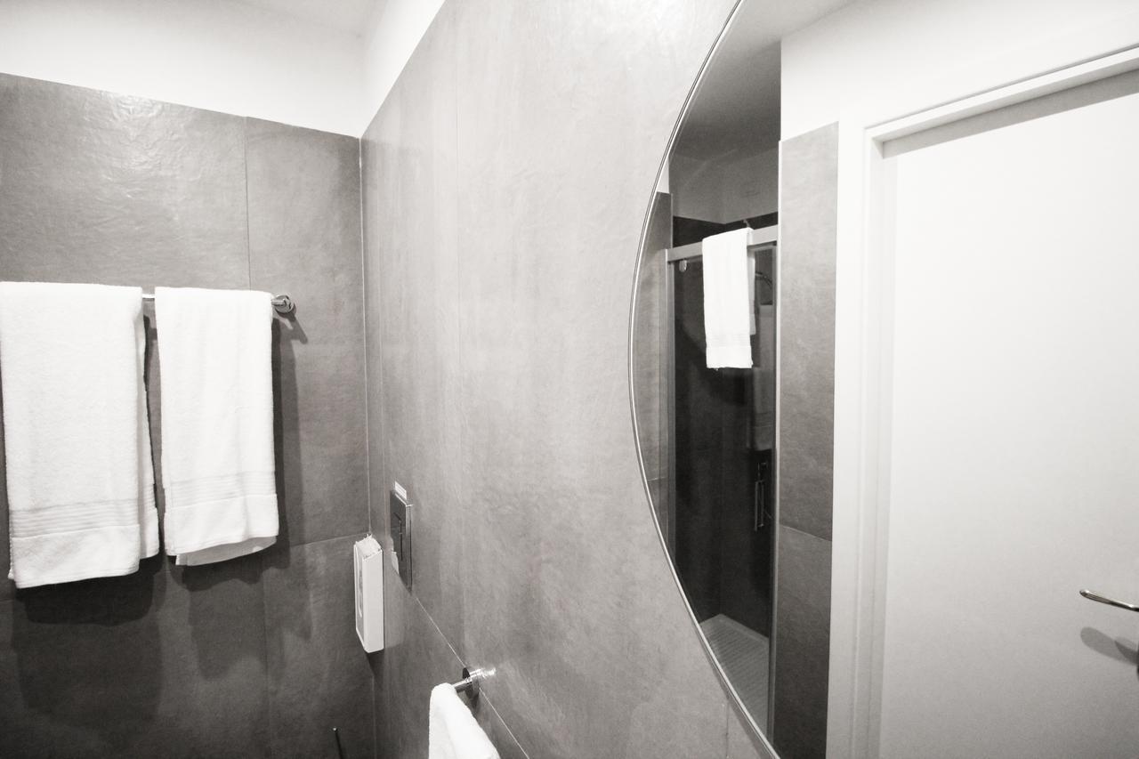 톨레도스탑 호텔 나폴리 외부 사진 Bathroom with polished concrete