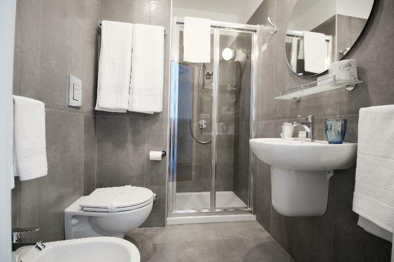톨레도스탑 호텔 나폴리 외부 사진 A modern bathroom with a shower enclosure